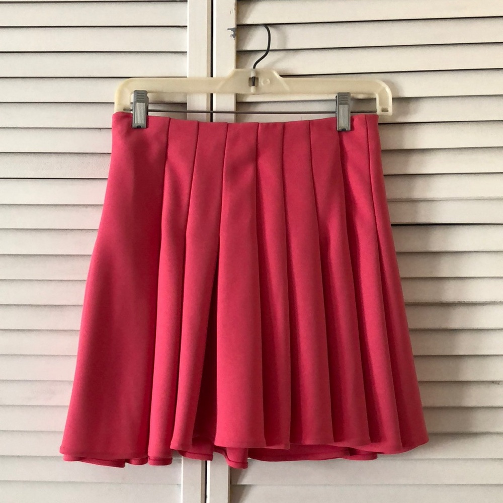 Bright H&M pink pleated skirt